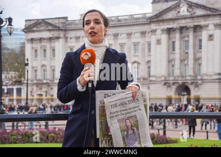 London, Großbritannien. März 2024. Ein Reporter vor dem Buckingham Palace hält Zeitungen mit Catherine, Princess of Wales, auf den Titelseiten, nachdem bekannt gegeben wurde, dass bei der Prinzessin Krebs diagnostiziert wurde. Quelle: Vuk Valcic/Alamy Live News Stockfoto