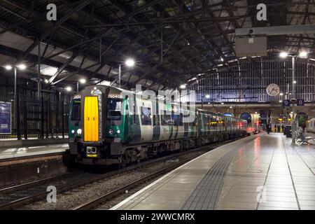 West Midlands Railway Class 350 Elektrozug 350409 am Bahnhof Liverpool Lime Street unter dem Dach des Bahnhofs Stockfoto