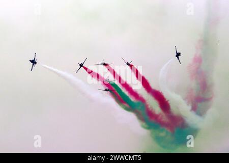 Islamabad. März 1940. Jets treten während der Militärparade am Pakistan Day am 23. März 2024 in Islamabad, der Hauptstadt Pakistans, auf. Pakistanische Nation feierte am Samstag den 84. Pakistan Day, auch bekannt als Pakistan Resolution Day oder Republic Day. Der Tag wird jährlich im Gedenken an die Lahore Resolution gefeiert, die am 23. März 1940 verabschiedet wurde, einem der wichtigsten Meilensteine im Kampf um einen unabhängigen Staat. Quelle: Ahmad Kamal/Xinhua/Alamy Live News Stockfoto