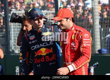 Melbourne, Australien. März 2024. Melbourne, Australien, 23. März: #1, Max VERSTAPPEN, NDL, Oracle Red Bull Racing RB19 Honda RBPT mit Carlos SAINZ Jr., ESP, Team Scuderia Ferrari, während des Formel 1 Grand Prix von Australien 2024. Albert Park Grand-Prix-Rennstrecke, Formel 1 – gebührenpflichtiges Bild, Foto und Copyright © Clay CROSS ATP Images (CROSS Clay /ATP/SPP) Credit: SPP Sport Press Photo. /Alamy Live News Stockfoto