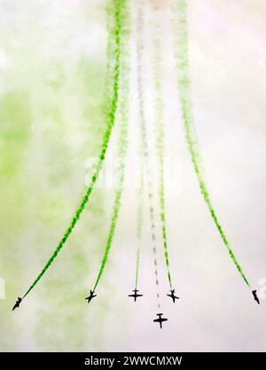 Islamabad. März 1940. Jets treten während der Militärparade am Pakistan Day am 23. März 2024 in Islamabad, der Hauptstadt Pakistans, auf. Pakistanische Nation feierte am Samstag den 84. Pakistan Day, auch bekannt als Pakistan Resolution Day oder Republic Day. Der Tag wird jährlich im Gedenken an die Lahore Resolution gefeiert, die am 23. März 1940 verabschiedet wurde, einem der wichtigsten Meilensteine im Kampf um einen unabhängigen Staat. Quelle: Ahmad Kamal/Xinhua/Alamy Live News Stockfoto