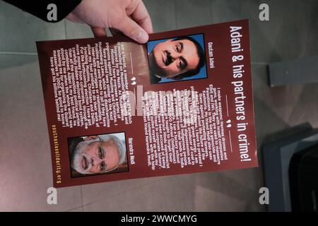London, Großbritannien. März 2024. Die Fossil Free Science Museum Coalition veranstaltet einen Protest im Science Museum on Exhibition Road. Die Veranstaltung mit dem Titel „Reclaim the Science Museum“ ist Teil einer umfassenderen Kampagne, die sich für eine fossilefreie Zukunft einsetzt. Die Koalition, die sich aus verschiedenen Umweltgruppen zusammensetzt, fordert das Museum dazu auf, die Beziehungen zu den Sponsoren fossiler Brennstoffe, einschließlich Adani, zu unterbrechen, da diese Beziehungen im Widerspruch zu der Mission des Museums stehen, Wissenschaft und Bildung zu fördern. (Foto: Joao Daniel Pereira/SIPA USA) Credit: SIPA USA/Alamy Live News Stockfoto