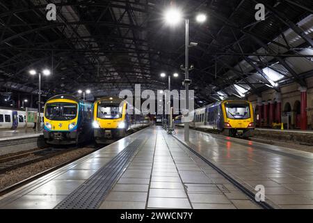 TransPennine Express und Northern Rail fahren unter dem Dach am Bahnhof Liverpool Lime Street, Merseyside, Großbritannien Stockfoto