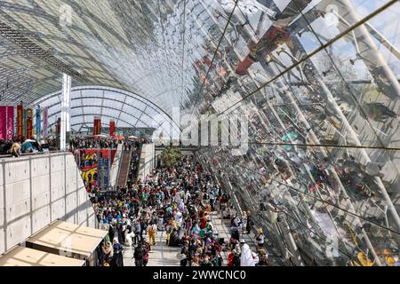 Leipzig, Deutschland. März 2024. Zahlreiche Besucher füllen den Glassaal der Leipziger Buchmesse. Über 2000 Aussteller aus 40 Ländern präsentieren ihre neuen Produkte auf dem Frühjahrstreffen der Buchbranche. Quelle: Jan Woitas/dpa/Alamy Live News Stockfoto