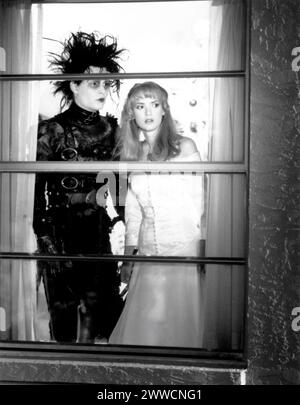 JOHNNY DEPP und WINONA RYDER in EDWARD SCISSORHANDS 1990 Regisseur / Story TIM BURTON Story / Drehbuch Caroline Thompson Kostümdesign Colleen Atwood Musik Danny Elfman Twentieth Century Fox Stockfoto