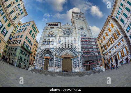 GENUA, ITALIEN - 20. MÄRZ 2021: Duomo di Genova oder Cattedrale di San Lorenzo, eine römisch-katholische Kathedrale. Wurde 1118 von Papst Gelasius II. Geweiht Stockfoto