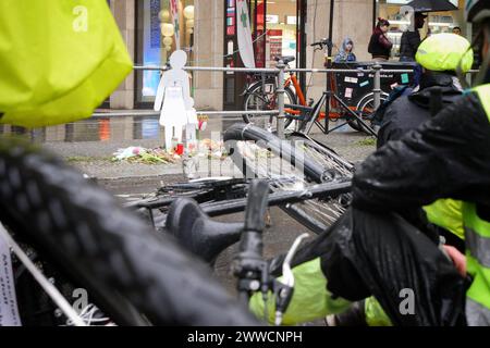 23.03.2024, Berlin - Deutschland. Mahnwache in der Leipziger Straße für die am 9. März getötete Mutter und ihr Kind. *** 23 03 2024, Berlin Deutschland Mahnwache in der Leipziger Straße für die Mutter und ihr Kind getötet am 9. März Stockfoto