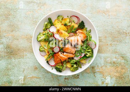 Lachs- und Kartoffelsalat mit Spargel, Brokkoli und Rettich, Blick von oben Stockfoto