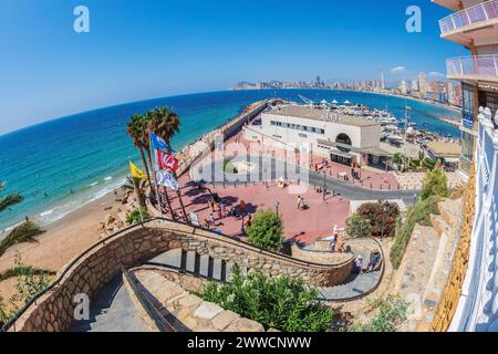 BENIDORM, SPANIEN - 13. AUGUST 2020: Blick auf die Wolkenkratzer der Stadt vom Balkon des Mittelmeers, Mirador del Castillo, mediterraner Aussichtspunkt Stockfoto