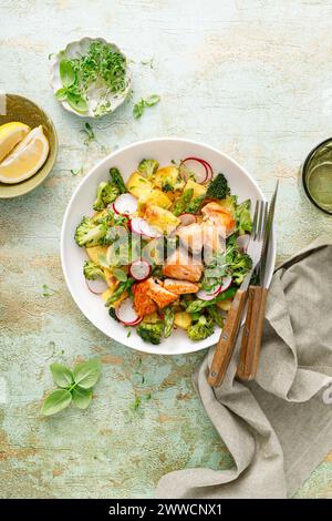 Lachs- und Kartoffelsalat mit Spargel, Brokkoli und Rettich, Blick von oben Stockfoto