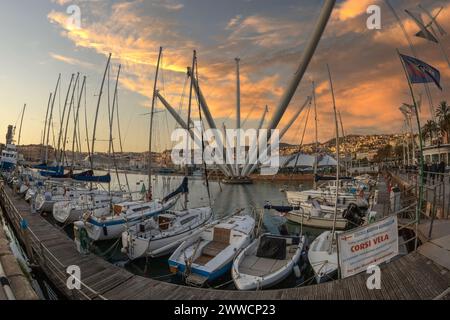 GENUA, ITALIEN - 20. MÄRZ 2021: Blick auf den Hafen von Genua mit Porto Antico, Booten und den farbenfrohen Häusern an der italienischen Küste. Nachmittagslicht. Stockfoto