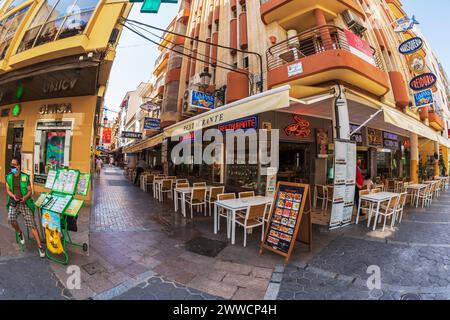 BENIDORM, SPANIEN - 13. AUGUST 2020: Aussicht mit kleinen und malerischen Straßenterrassen mit Touristen, im historischen Zentrum der Stadt. Stockfoto