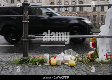 23.03.2024, Berlin - Deutschland. Mahnwache in der Leipziger Straße für die am 9. März getötete Mutter und ihr Kind. *** 23 03 2024, Berlin Deutschland Mahnwache in der Leipziger Straße für die Mutter und ihr Kind getötet am 9. März Stockfoto