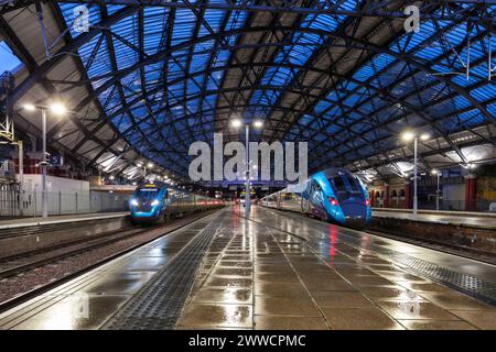 Erste TransPennine Express Class 802 802211b und Class 397 397012 unter dem Dach des Bahnhofs Liverpool Lime Street, Merseyside, Großbritannien Stockfoto