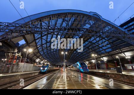 Erste TransPennine Express Class 802 802211b und Class 397 397012 unter dem Dach des Bahnhofs Liverpool Lime Street, Merseyside, Großbritannien Stockfoto