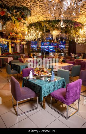 Erleben Sie die reichen Aromen der türkischen Küche in einem luxuriösen Restaurant mit aufmerksamem Personal und einem eleganten Ambiente. Stockfoto