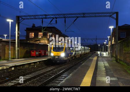 Northern Rail CAF baute den Zug der Baureihe 331 331011 am Bahnhof Edge Hill, Merseyside bei Nacht Stockfoto