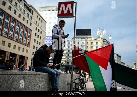 Mailand, Italien. März 2024. Ein pro-palästinensischer Demonstrant hält während einer Kundgebung eine riesige Flagge, um Solidarität mit den Palästinensern zu zeigen und einen sofortigen Waffenstillstand in Gaza zu fordern. Credit: Piero Cruciatti/Alamy Live News Stockfoto