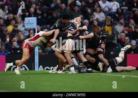 London, Großbritannien. März 2024. Theo Dan of Saracens erzielte einen Versuch, 29-0 beim Gallagher Premiership Rugby-Spiel zwischen Saracens und Harlequins im Tottenham Hotspur Stadium in London, England am 23. März 2024 zu erzielen. Foto von Ken Sparks. Nur redaktionelle Verwendung, Lizenz für kommerzielle Nutzung erforderlich. Keine Verwendung bei Wetten, Spielen oder Publikationen eines einzelnen Clubs/einer Liga/eines Spielers. Quelle: UK Sports Pics Ltd/Alamy Live News Stockfoto