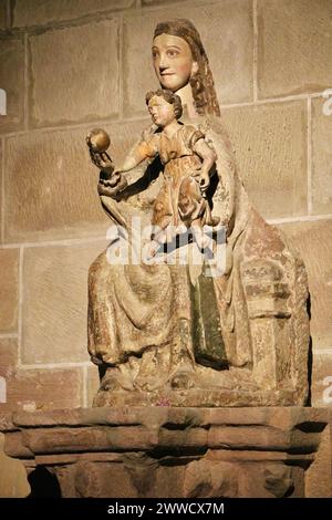 Heilige Maria die größte gemalte Steinskulptur katholische Kirche Kolegiate San Miguel Aguilar de Campoo Palencia Kastilien und Leon Spanien Stockfoto