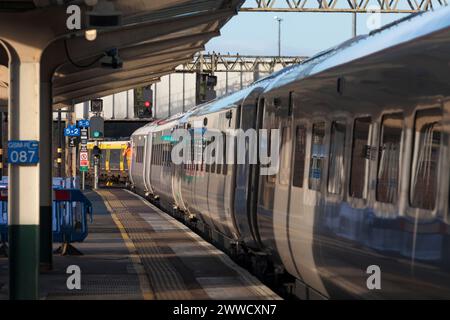 Der neue Avanti West Coast Class 805 BI-Mode-Zug 805006 auf einer Testfahrt am Bahnhof Chester wurde von GB Railfreight betrieben Stockfoto