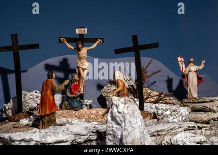 Bamberg, Deutschland. März 2024. Eine Krippe zeigt sowohl die Kreuzigung als auch die Auferstehung Jesu. Vom 23. März bis zum 7. April 2024 stellen die Bamberger Krippenfreunde über 30 Passionskrippen in der Maternkapelle Bamberg aus, darunter seltene Simultankrippen wie diese. Während die Ausstellung von Krippen zu Weihnachten noch heute ein beliebter Brauch ist, werden Passion-Krippen nicht mehr oft gesehen. Quelle: Pia Bayer/dpa/Alamy Live News Stockfoto