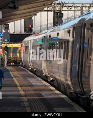 Der neue Avanti West Coast Class 805 BI-Mode-Zug 805006 auf einer Testfahrt am Bahnhof Chester wurde von GB Railfreight betrieben Stockfoto