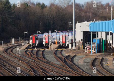 Das CAF-Bahnbetriebswerk, wo Transport for Wales-Züge in Chester gehalten werden, links nach rechts 197010 / 197106 /197110 Stockfoto