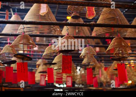 Weihrauchspulen unterschiedlicher Größe hängen von der Decke im man Mo Tempel. Stockfoto