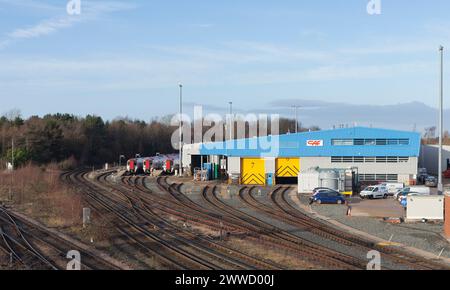 Das CAF-Bahnbetriebswerk, wo Transport for Wales-Züge in Chester gehalten werden, links nach rechts 197010 / 197106 /197110 Stockfoto