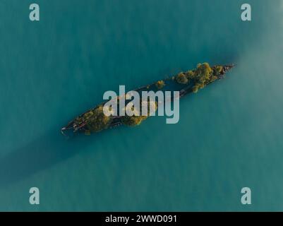 Drohnenbild des Schiffswracks der S.S City of Adelaide auf Cockle Bay Magnetic Island in Townsville, Queensland, Australien. Wunderschöne Meeresfarben Stockfoto
