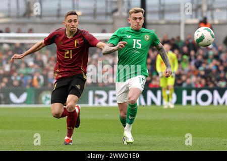 Der Belgier Timothy Castagne (links) und der irische Sammie Szmodics kämpfen während des internationalen Freundschaftsspiels im Aviva Stadium in Dublin um den Ball. Bilddatum: Samstag, 23. März 2024. Stockfoto