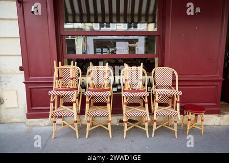 Rattan-Stühle stapeln sich vor einem Restaurant Stockfoto