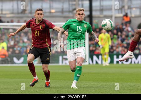 Der Belgier Timothy Castagne (links) und der irische Sammie Szmodics kämpfen während des internationalen Freundschaftsspiels im Aviva Stadium in Dublin um den Ball. Bilddatum: Samstag, 23. März 2024. Stockfoto