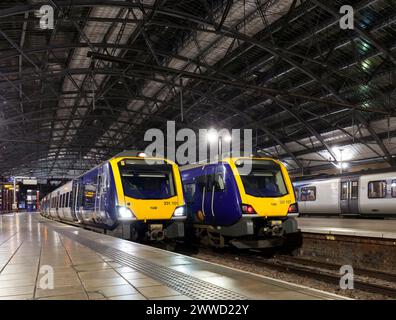 Northern Rail CAF Klasse 331 elektrischer Triebzug am Bahnhof Liverpool Lime Street bei Nacht Stockfoto