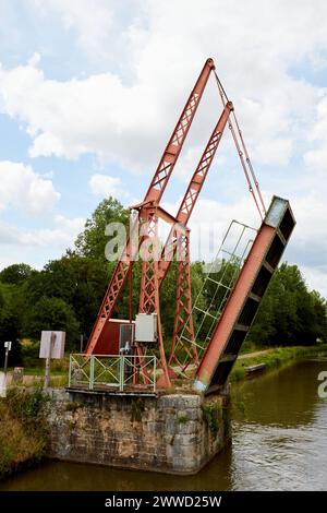 Lift Bridge über den Yonne River geöffnet Stockfoto