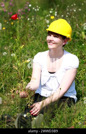 ***KOSTENLOSES FOTO FÜR REDAKTIONELLE ZWECKE*** bisher unveröffentlichtes Dateifoto vom 23.05/12, das Becky Johnston zeigt, wie er auf dem grünen Dach vor seiner Arbeit arbeitet Stockfoto