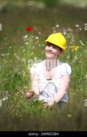 ***KOSTENLOSES FOTO FÜR REDAKTIONELLE ZWECKE*** bisher unveröffentlichtes Dateifoto vom 23.05/12, das Becky Johnston zeigt, wie er auf dem grünen Dach vor seiner Arbeit arbeitet Stockfoto