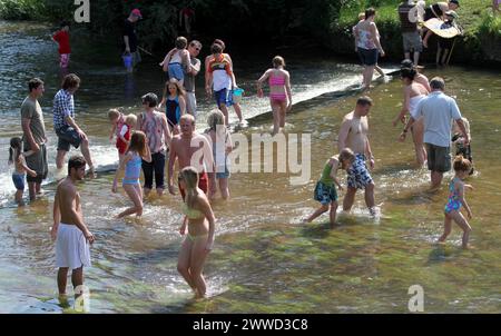 27/05/2012... die Leute kühlen sich im Fluss in Tilford, Surrey ab Stockfoto