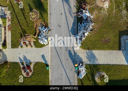 Müllhaufen auf der Straßenseite von schwer beschädigten Häusern nach Hurrikan Ian in Florida Wohnmobil-Wohngebiet. Konsequenzen von Natur aus Stockfoto