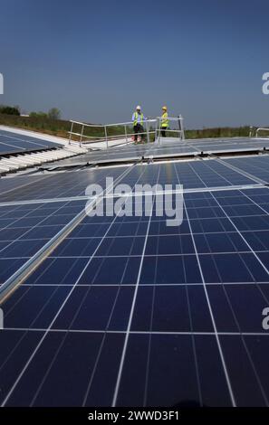 ***KOSTENLOSES FOTO FÜR REDAKTIONELLE ZWECKE*** bisher unveröffentlichtes Aktenfoto vom 05/12, das Solarpaneele auf dem grünen Dach vor der heutigen Eröffnung zeigt Stockfoto