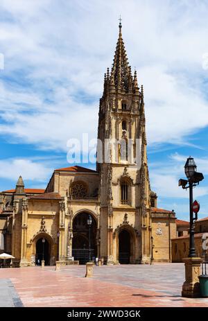 Kathedrale von Oviedo auf der Plaza Alfonso II Stockfoto