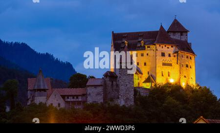 Nachtsicht auf Schloss Gutenberg im Dorf Balzers, Liechtenstein Stockfoto