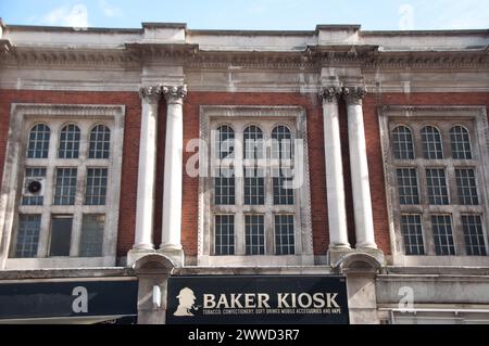 Schönes altes Gebäude, Baker Street, London, City of Westminster, Großbritannien; rotes Backsteingebäude über dem Baker Kiosk, mit der Silhouette von Sherlock Holmes Stockfoto