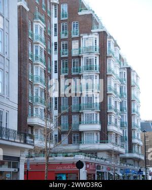 Mansion Block, Melcombe Road, London, Großbritannien; Wohnungen; Luxuswohnungen; Apartments; elegantes rotes Backsteingebäude Stockfoto