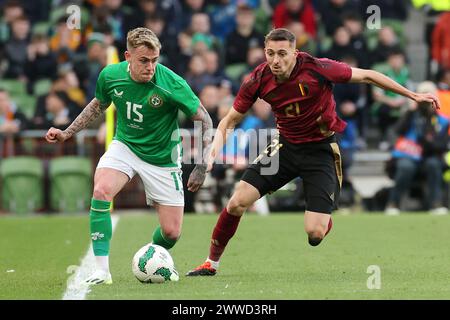 Sammie Szmodics (links) und Timothy Castagne aus Belgien kämpfen während des internationalen Freundschaftsspiels im Aviva Stadium in Dublin um den Ball. Bilddatum: Samstag, 23. März 2024. Stockfoto