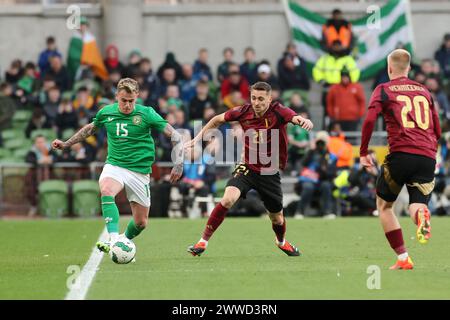 Sammie Szmodics (links) und Timothy Castagne aus Belgien kämpfen während des internationalen Freundschaftsspiels im Aviva Stadium in Dublin um den Ball. Bilddatum: Samstag, 23. März 2024. Stockfoto