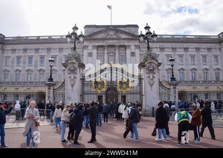 London, Großbritannien. März 2024. Menschenmassen versammeln sich vor dem Buckingham Palace. Quelle: Vuk Valcic/Alamy Stockfoto