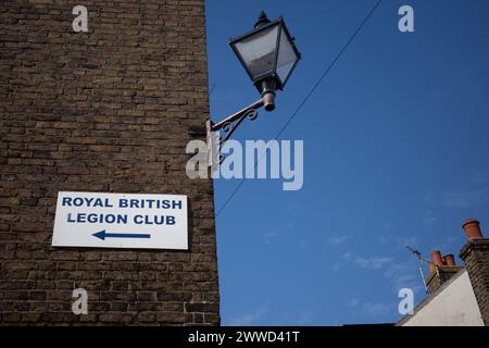 Schild zum Royal British Legion Club und Straßenlaterne Stockfoto