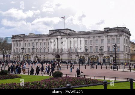 London, Großbritannien. März 2024. Menschenmassen versammeln sich vor dem Buckingham Palace. Quelle: Vuk Valcic/Alamy Stockfoto